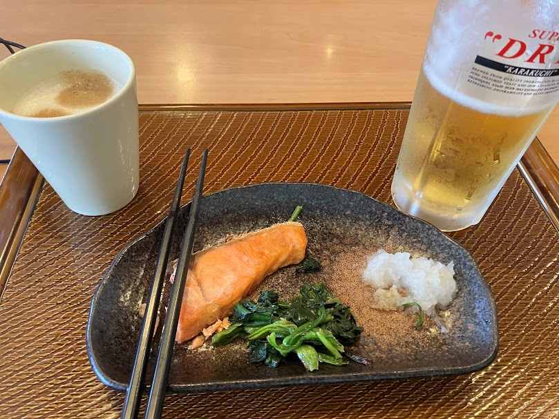 あまりに暑いので、ガストで朝食と生ビール